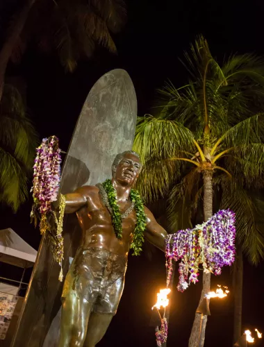 Duke Kahanamoku Statue, Kūhiō Beach, Waikīkī Statue of Duke Kahanamoku, father of modern surfing, on Kuhio Beach, Waikiki