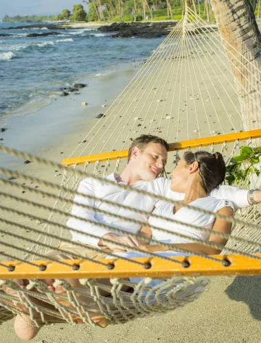 Lunas de miel en Lanai Romantic honeymoon couple in a hammock on the beach on Lanai