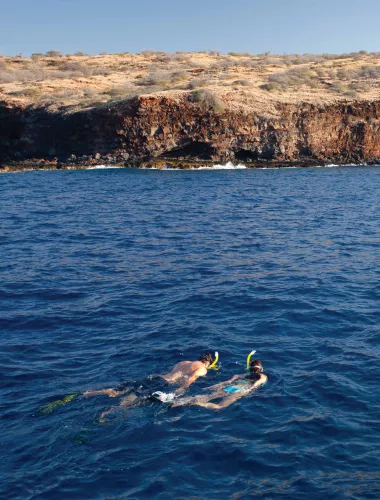 Actividades románticas en Lanai Couple snorkeling on their honeymoon on Lanai